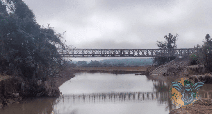 ENGENHARIA MILITAR DO EXÉRCITO LANÇA PONTE E RESTABELECE ACESSO NO RS 🇧🇷