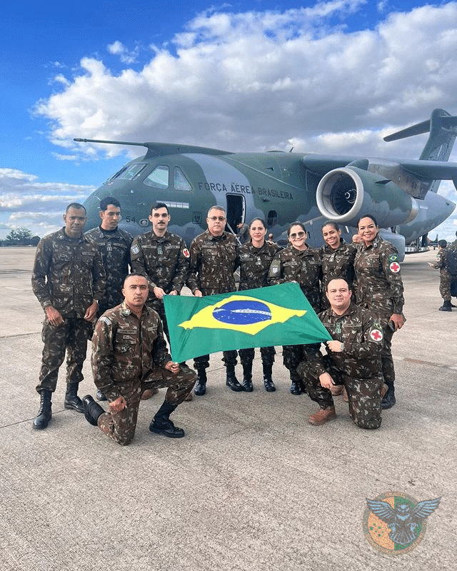 EQUIPE MÉDICA DO EXÉRCITO CHEGA AO RS PARA REFORÇAR AJUDA AS VÍTIMAS DAS ENCHENTES 🇧🇷