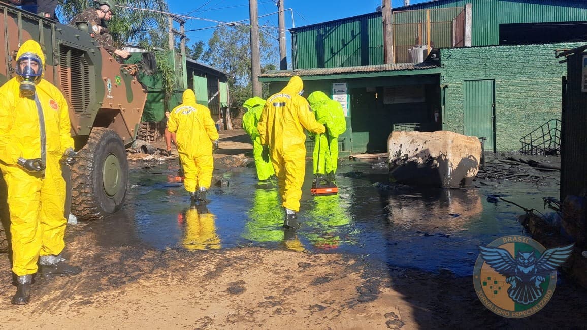 EXÉRCITO RECOLHE RESÍDUOS QUÍMICOS E PROTEGE CANOAS 🇧🇷