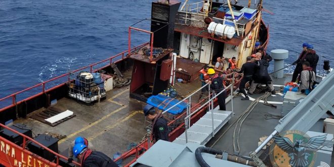 MARINHA DO BRASIL RESGATA OITO TRIPULANTES À DERIVA EM NATAL (RN) 🇧🇷