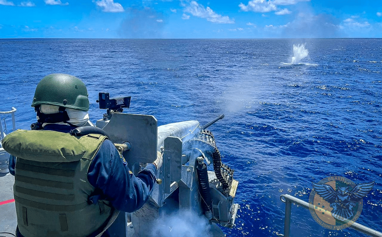 NAVIO-PATRULHA “GUARATUBA” E CORVETA “CABOCLO” REALIZAM EXERCÍCIO DE TIRO REAL NO LITORAL BAIANO 🇧🇷